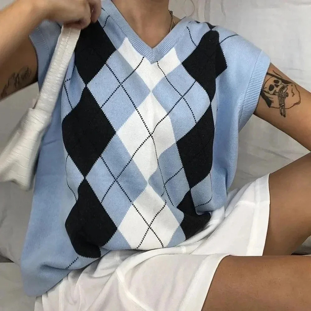 🩵🖤🤍Argyle Sweater Vest - Picture 2 of 5